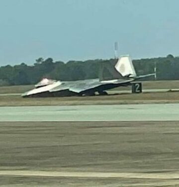 F-22 mengalami roboh roda pendarat saat mendarat di Eglin AFB
