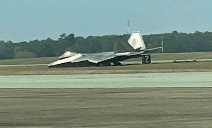 F-22 mengalami roboh roda pendarat saat mendarat di Eglin AFB