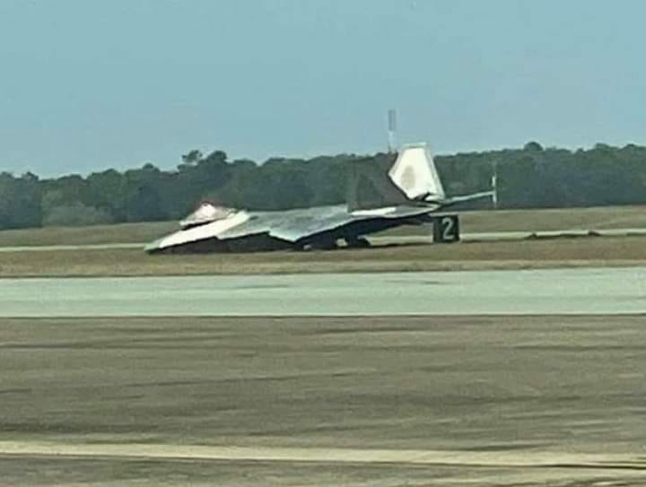 F-22 mengalami roboh roda pendarat saat mendarat di Eglin AFB