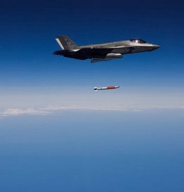 F-35A lepaskan bom B61-12