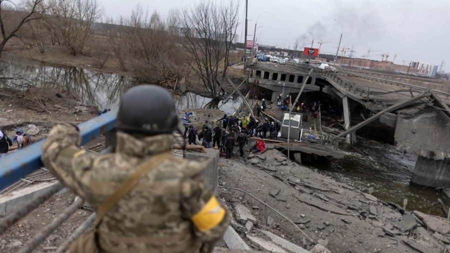 Jembatan yang rusak akibat pengeboman Rusia di Ukraina