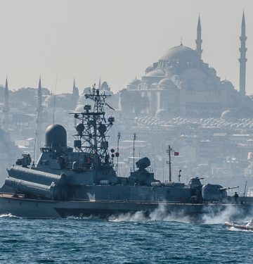 Kapal perang Rusia di Selat Bhosporus