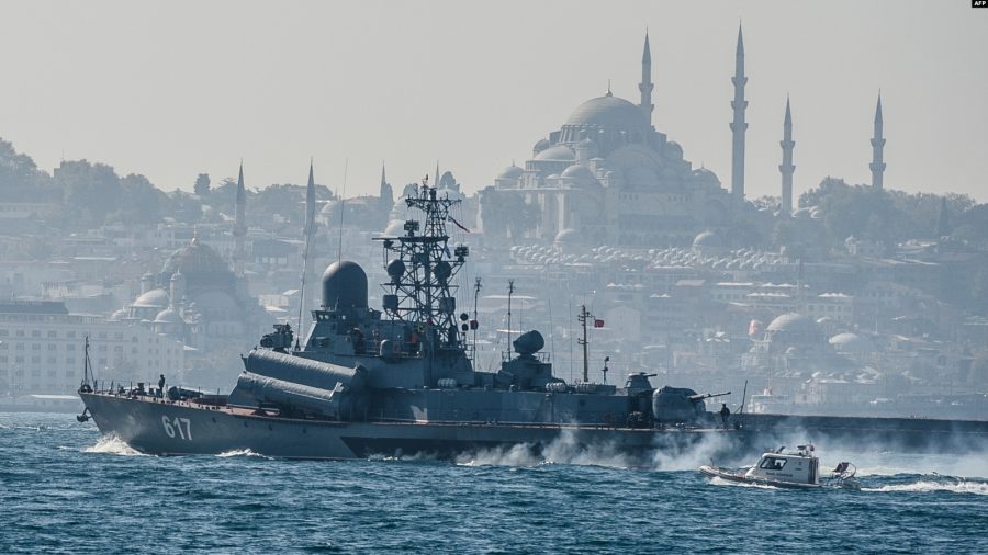Kapal perang Rusia di Selat Bhosporus