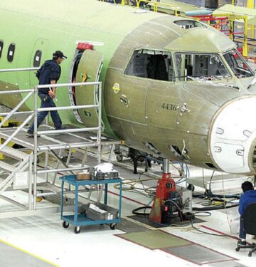 Kegiatan produksi pesawat di pabrik Bombardier Kanada