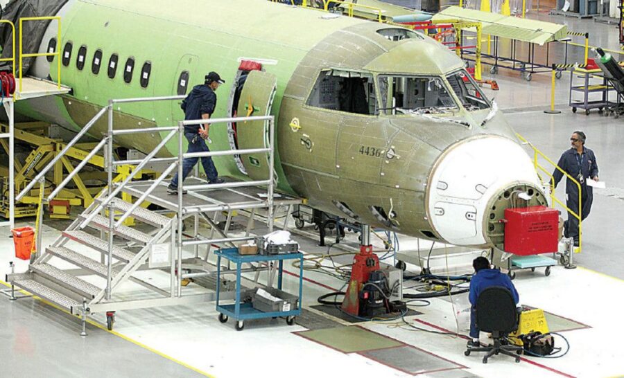 Kegiatan produksi pesawat di pabrik Bombardier Kanada