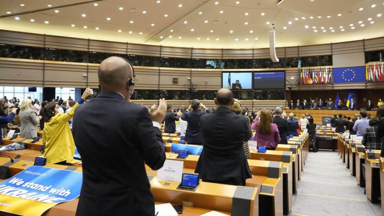 Parlemen-Uni-Eropa-memberikan-aplaus-kepada-Zelensky