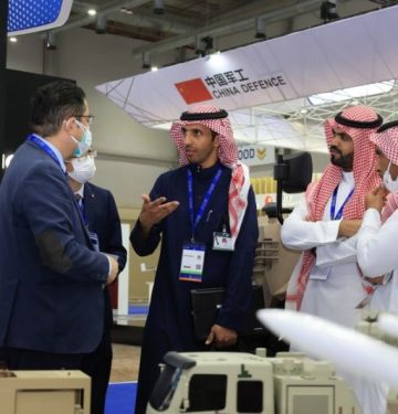 Pengunjung World Defense Show 2022 di stan Pertahanan China