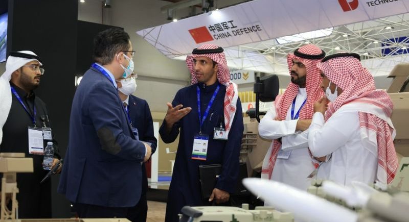 Pengunjung World Defense Show 2022 di stan Pertahanan China