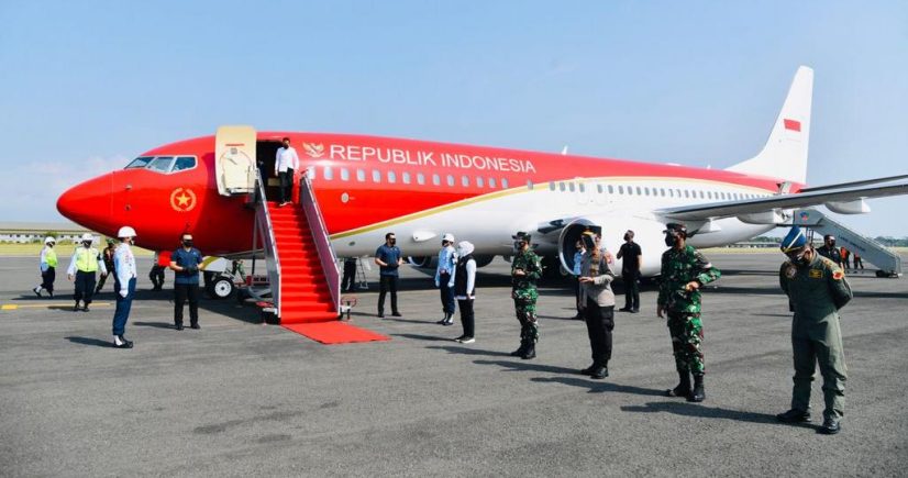 Presiden Jokowi turun dari pesawat kepresidendan BBJ2