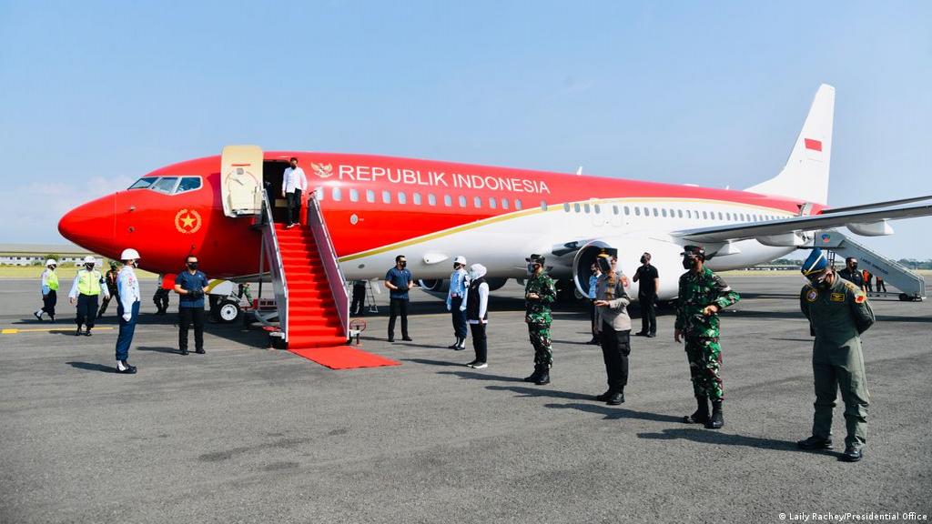 Presiden Jokowi turun dari pesawat kepresidendan BBJ2
