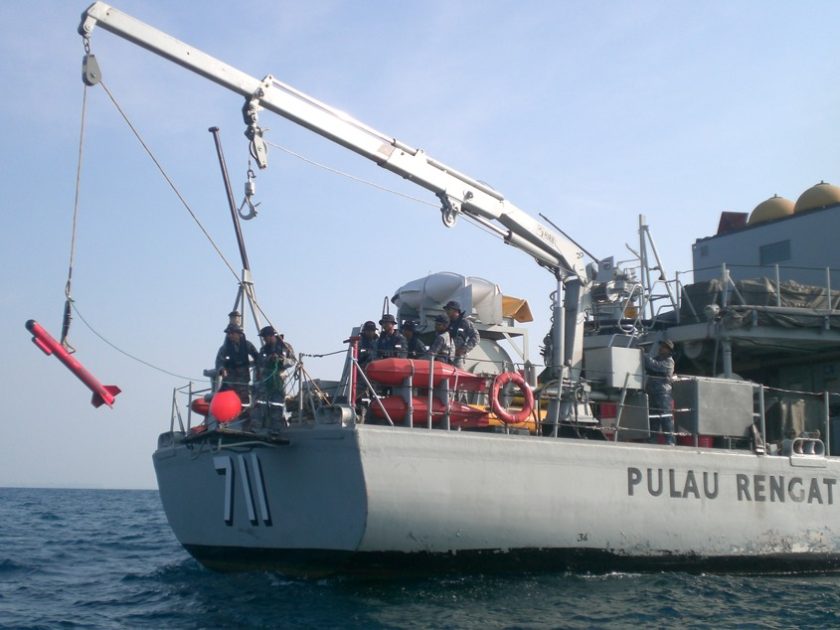 Side Scan Sonar diturunkan dari KRI Pulau Rengat-711