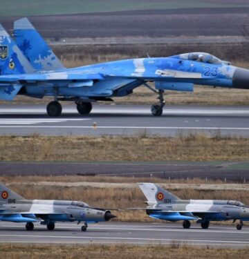 Su-27 Ukraina kembali ke negaranya dikawal 2 MiG-21 Rumania