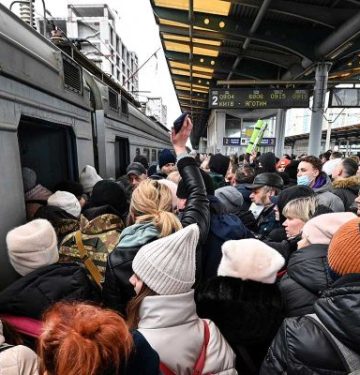 Warga Ukraina berjubel untuk keluar dari Ukraina