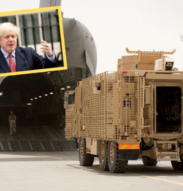 Boris Johnson dan kendaraan lapis baja Mastiff