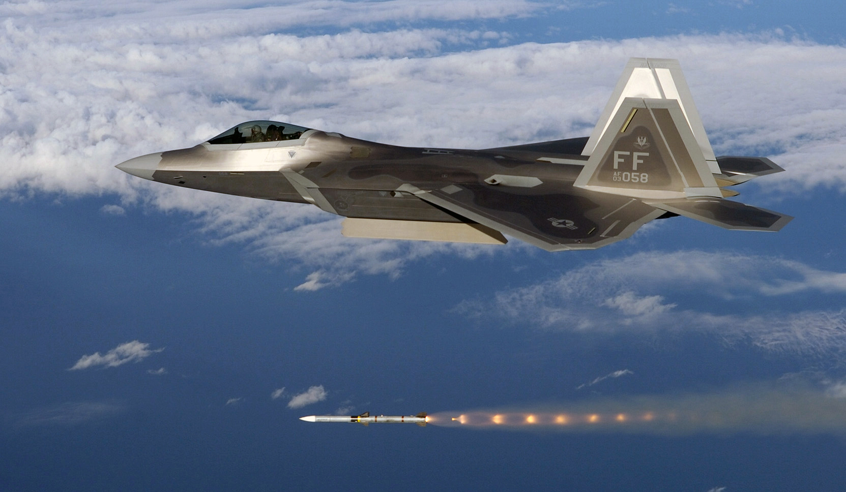 F-22 Luncurkan rudal AIM-120 AMRAAM