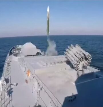 Fregat kelas Admiral Essen meluncurkan rudal Still-1