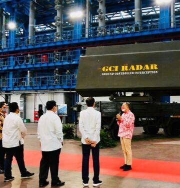 Jokowi tinjau Radar GCI buatan PT Len