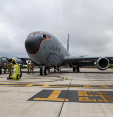 KC-135 Stratotanker melaksanakan pengisian bahan bakar hot-pit di Kadena Jepang