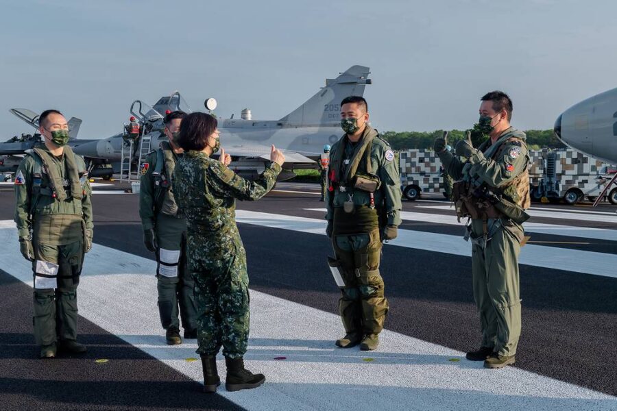 Presiden Taiwan berbincang dengan pilot-pilot AU Taiwan - RoCAF