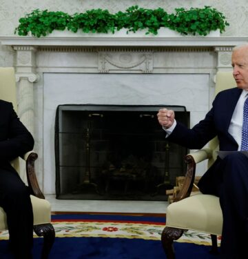 Presiden Ukraina Volodymyr Zelensky dan Presiden AS Joe Biden tahun 2021
