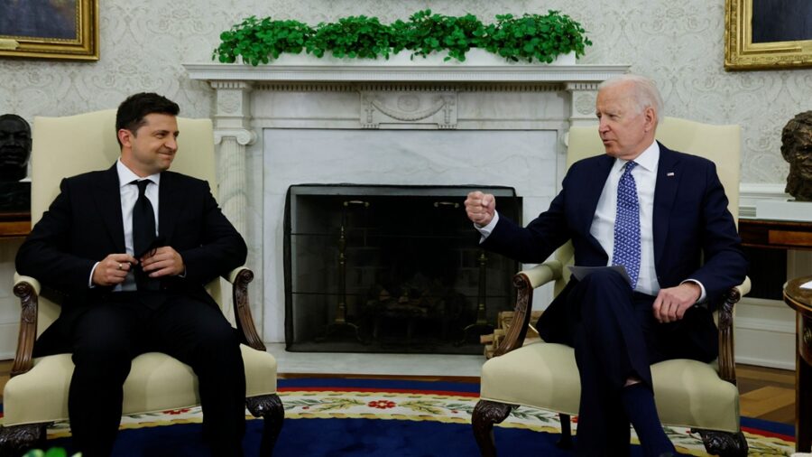 Presiden Ukraina Volodymyr Zelensky dan Presiden AS Joe Biden tahun 2021