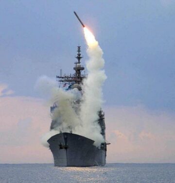 Rudal Tomahawk diluncurkan dari kapal perusak Angkatan Laut AS
