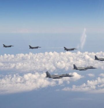 Jet tempur JASDF dan USAF terbang bersama di atas Laut Jepang