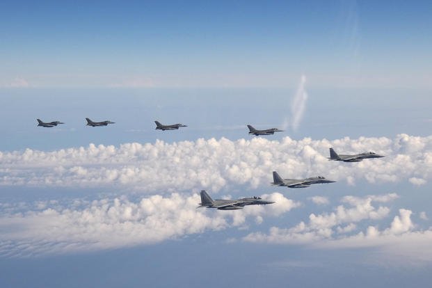 Jet tempur JASDF dan USAF terbang bersama di atas Laut Jepang