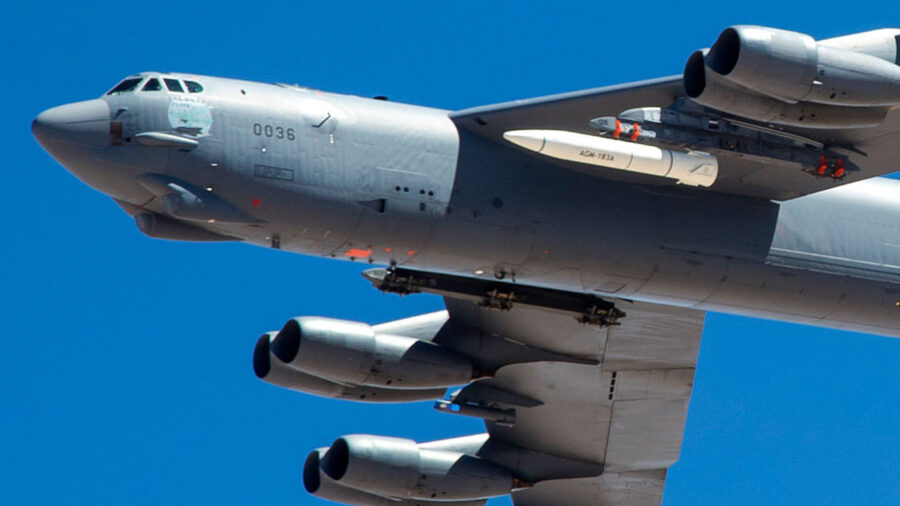 Rudal AGM-183A dibawa B-52H Stratofortress