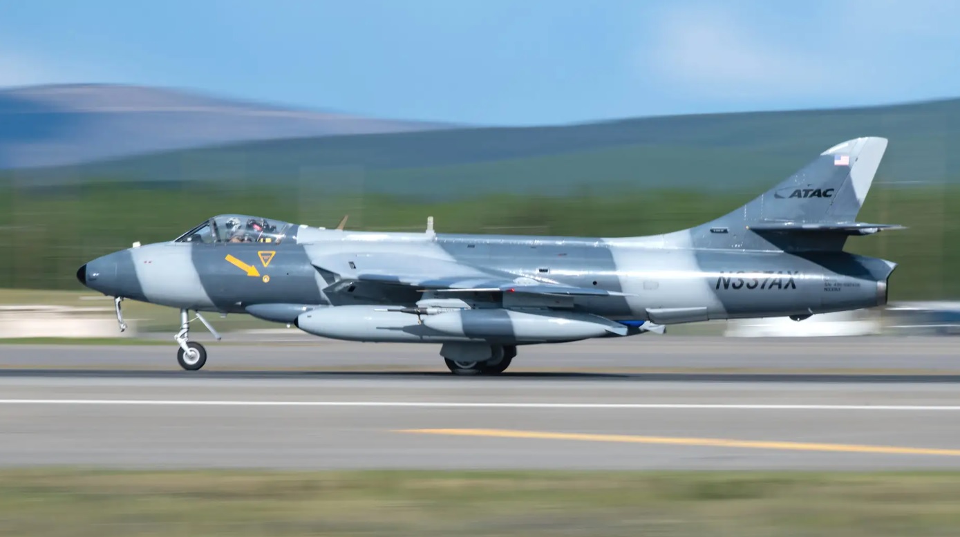 Pesawat Hawker Hunter bersusia 63 tahun jatuh ke Samudra Atlantik