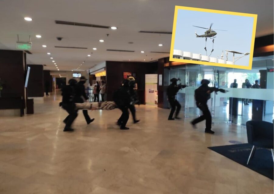 Koopssus TNI diturunkan dari helikopter untuk melakukan infiltrasi ke hotel