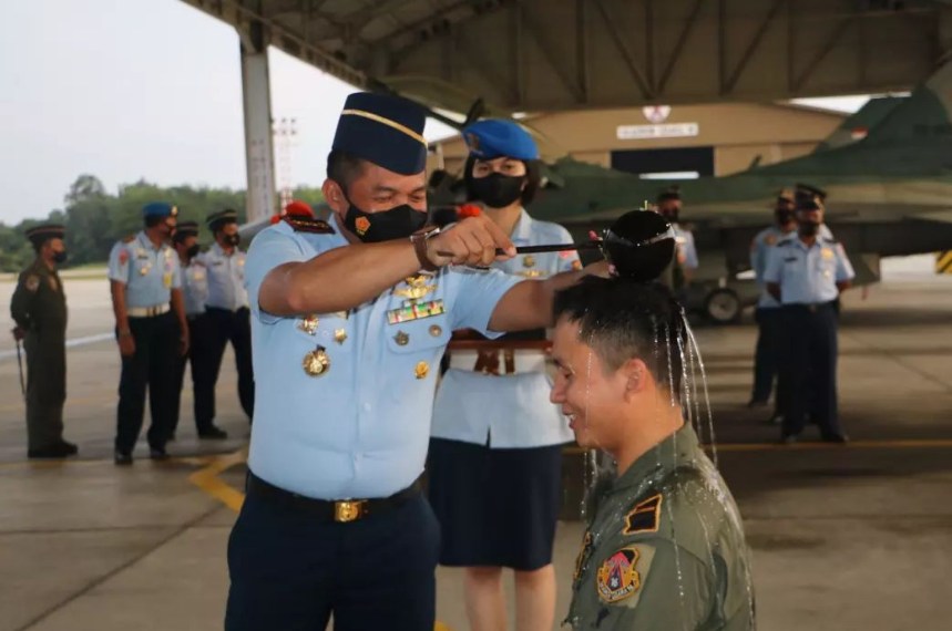 Letda Pnb Satriya Kristanto Wicaksono berhasil terbang solo di pesawat F-16