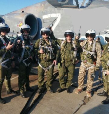 Penerbang Su-25 Rusia memegang peralatan komunikasi