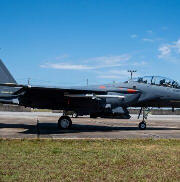 F-15E membawa rudal AIM-120D3 AMRAAM