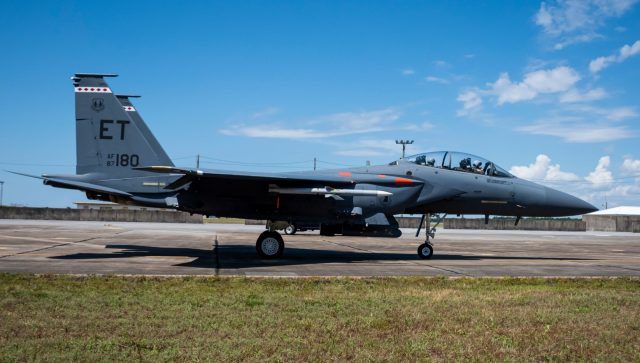 F-15E membawa rudal AIM-120D3 AMRAAM