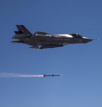 F-35A meluncurkan rudal AMRAAM