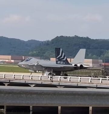 KF-21 Boramae melakukan uji darat termasuk taksi dan jalan cepat di landasan