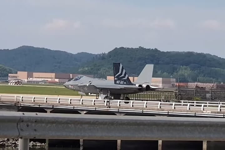 KF-21 Boramae melakukan uji darat termasuk taksi dan jalan cepat di landasan