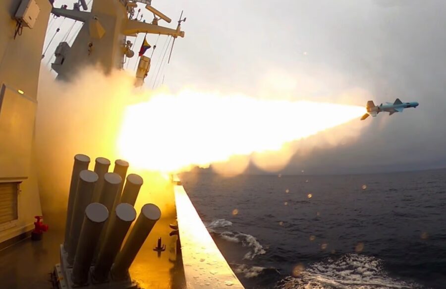 Latihan penembakan rudal dari kapal PLAN