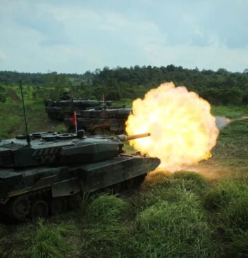 Leopard 2 RI Yonkav 1 Kostrad melaksanakan latihan penembakan