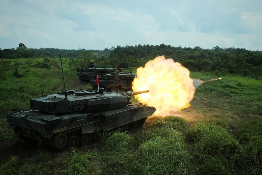 Leopard 2 RI Yonkav 1 Kostrad melaksanakan latihan penembakan