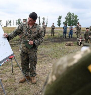 Marinir AS mengajari Marinir Ukraina cara berpatroli