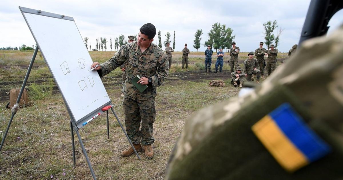 Marinir AS mengajari Marinir Ukraina cara berpatroli