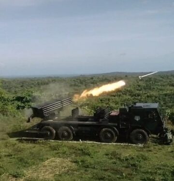 Penembakan menggunakan roket MLRS Vampire oleh Yonroket 1 Marinir