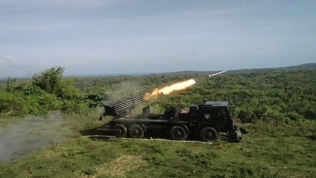 Penembakan menggunakan roket MLRS Vampire oleh Yonroket 1 Marinir