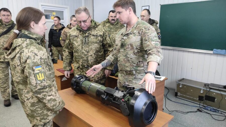 Prajurit Ukraina mendapat pelatihan untuk mengoperasikan NLAW dari Instruktur Inggris