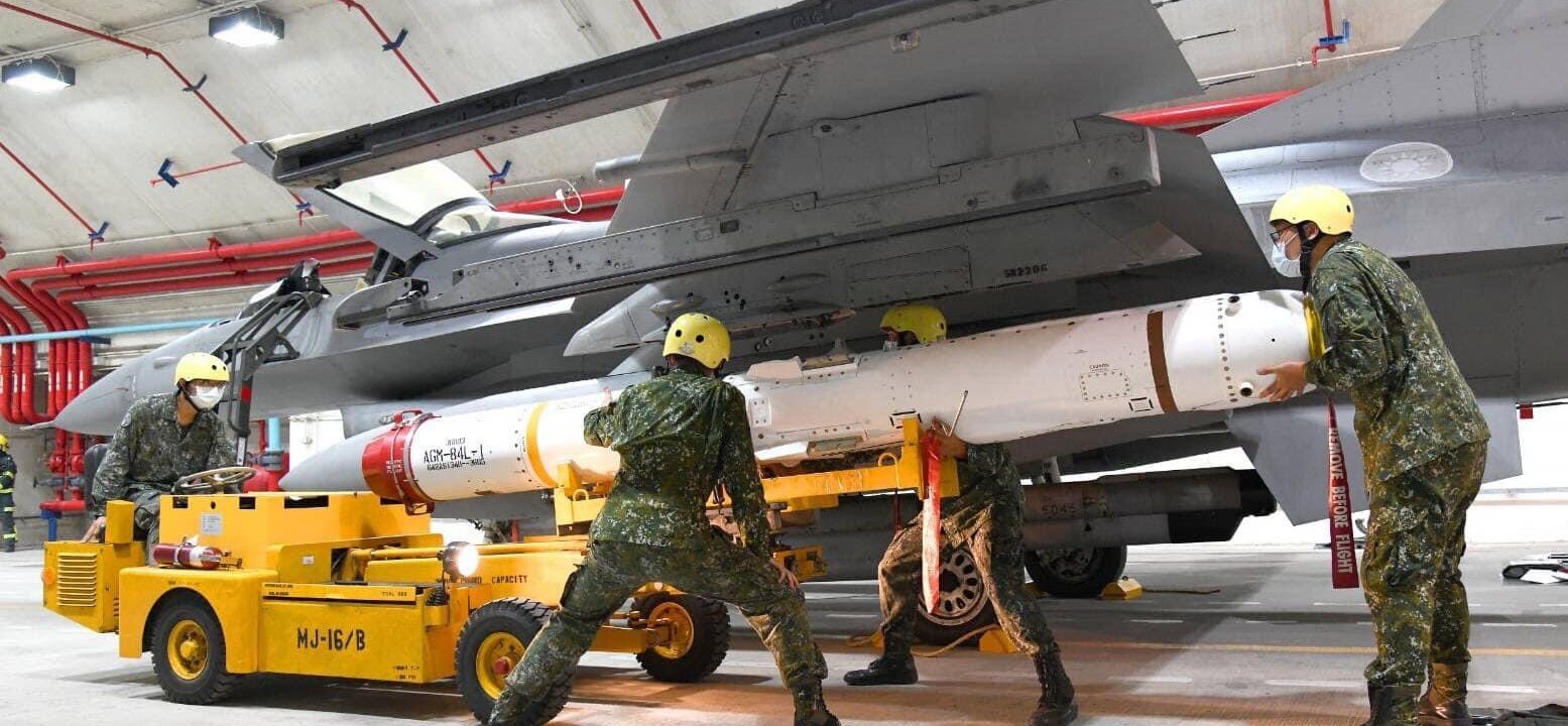 Rudal AGM-84L Harpoon dimuat ke pesawat F-16V ROCAF