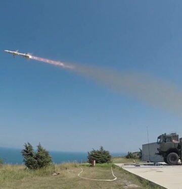 Uji peluncuran pertama rudal jelajah antikapal Atmaca dari peluncur bergerak di darat