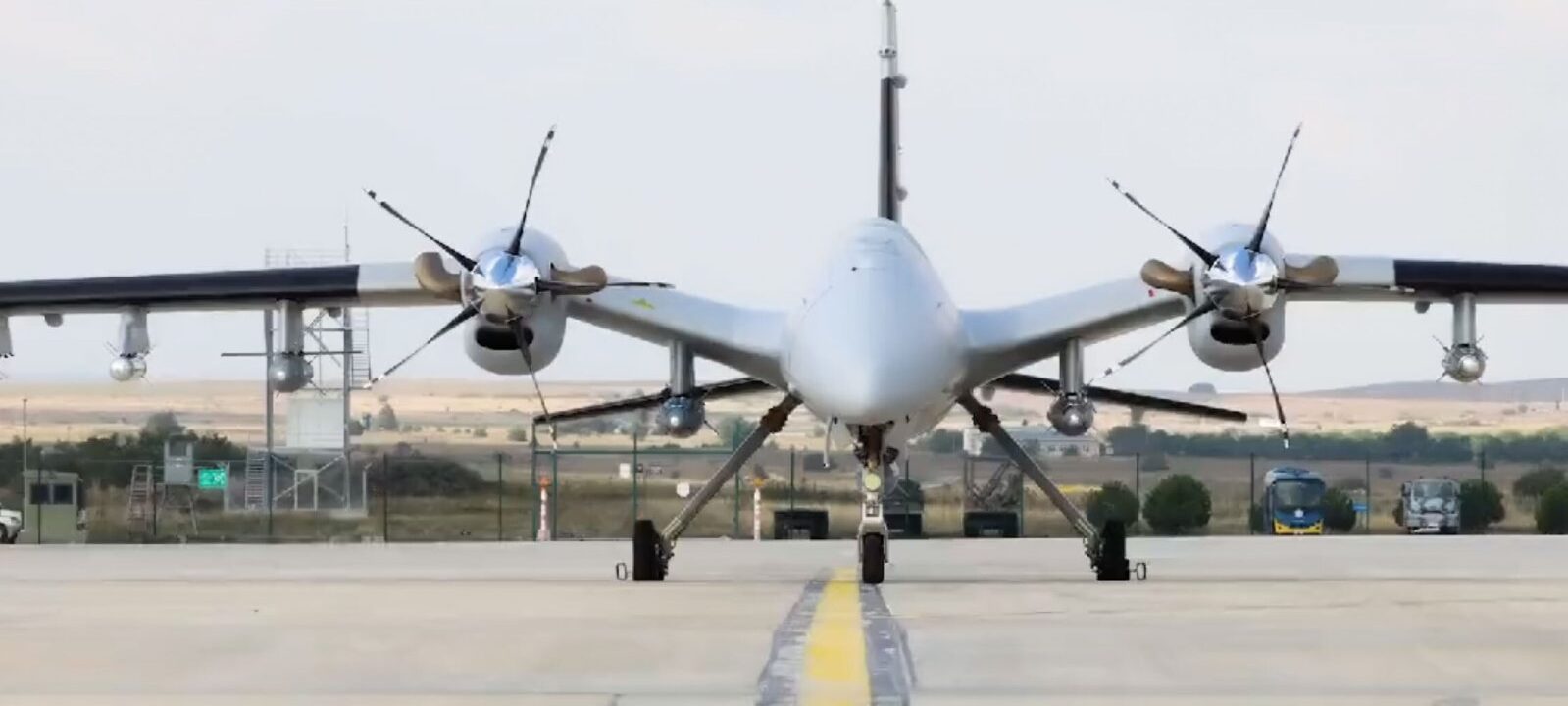 Akinci terbang dengan sembilan gantungan senjatanya terisi