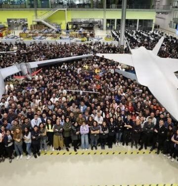 Bayraktar Akinci dan Bayraktar Kizilelma di tengah para pekerja perusahaan Baykar